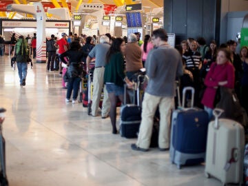 Colas en las ventanillas de Iberia del aeropuerto de Madrid durante una huelga en 2012