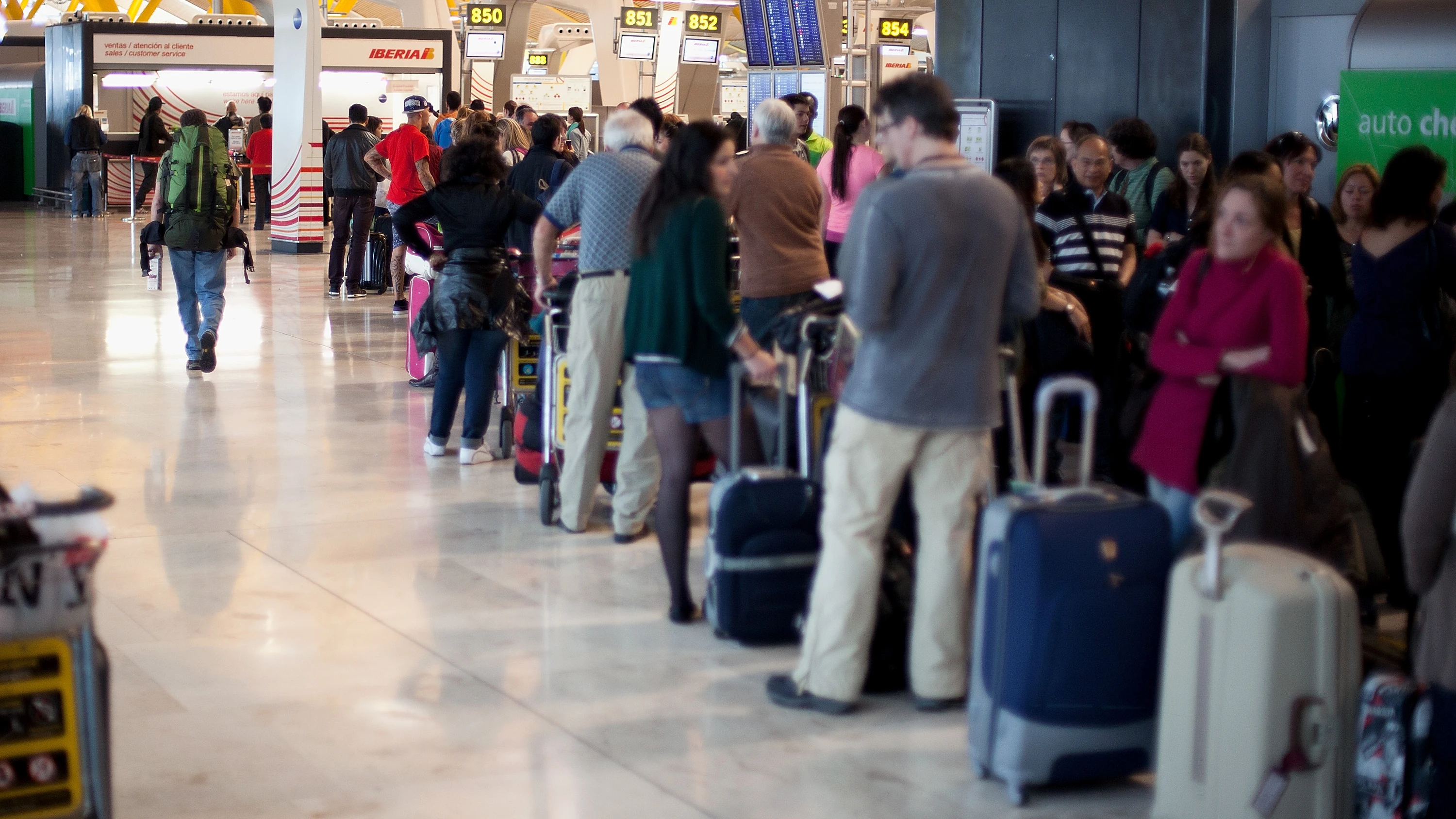 Colas en las ventanillas de Iberia del aeropuerto de Madrid durante una huelga en 2012