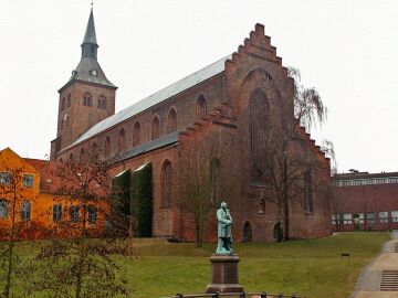 La Catedral de San Canuto de Odense y los reyes de Dinamarca que están enterrados aquí