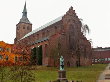 La Catedral de San Canuto de Odense y los reyes de Dinamarca que están enterrados aquí La Catedral de San Canuto de Odense y los reyes de Dinamarca que están enterrados aquí