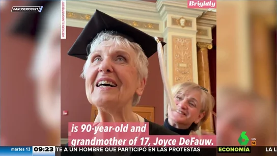 Una anciana de 90 años se gradúa en la universidad animada por una de sus nietas Una anciana de 90 años se gradúa en la universidad animada por una de sus nietas
