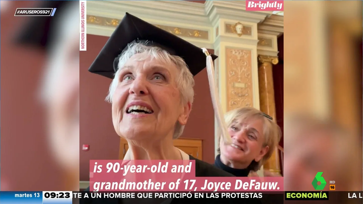 Una anciana de 90 años se gradúa en la universidad animada por una de sus nietas Una anciana de 90 años se gradúa en la universidad animada por una de sus nietas