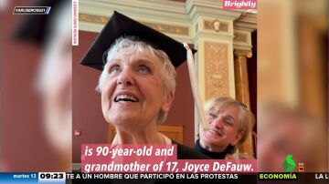 Una anciana de 90 años se gradúa en la universidad animada por una de sus nietas
