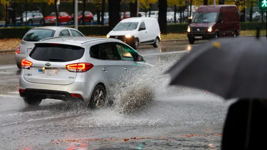 Conducir con lluvia: consejos y elementos a revisar antes de lanzarte a la carreta Conducir con lluvia: consejos y elementos a revisar antes de lanzarte a la carreta