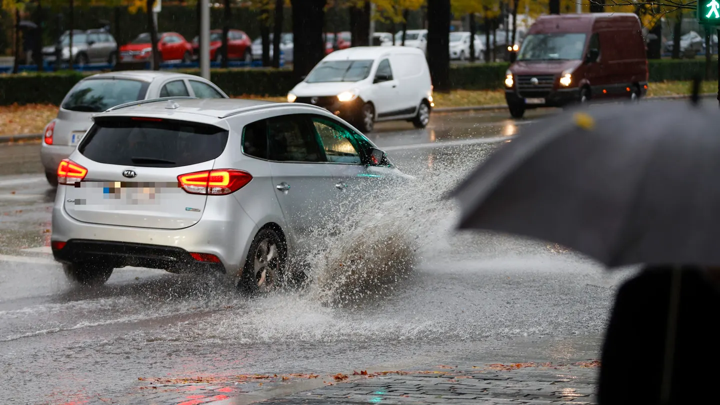 Conducir con lluvia: consejos y elementos a revisar antes de lanzarte a la carreta Conducir con lluvia: consejos y elementos a revisar antes de lanzarte a la carreta