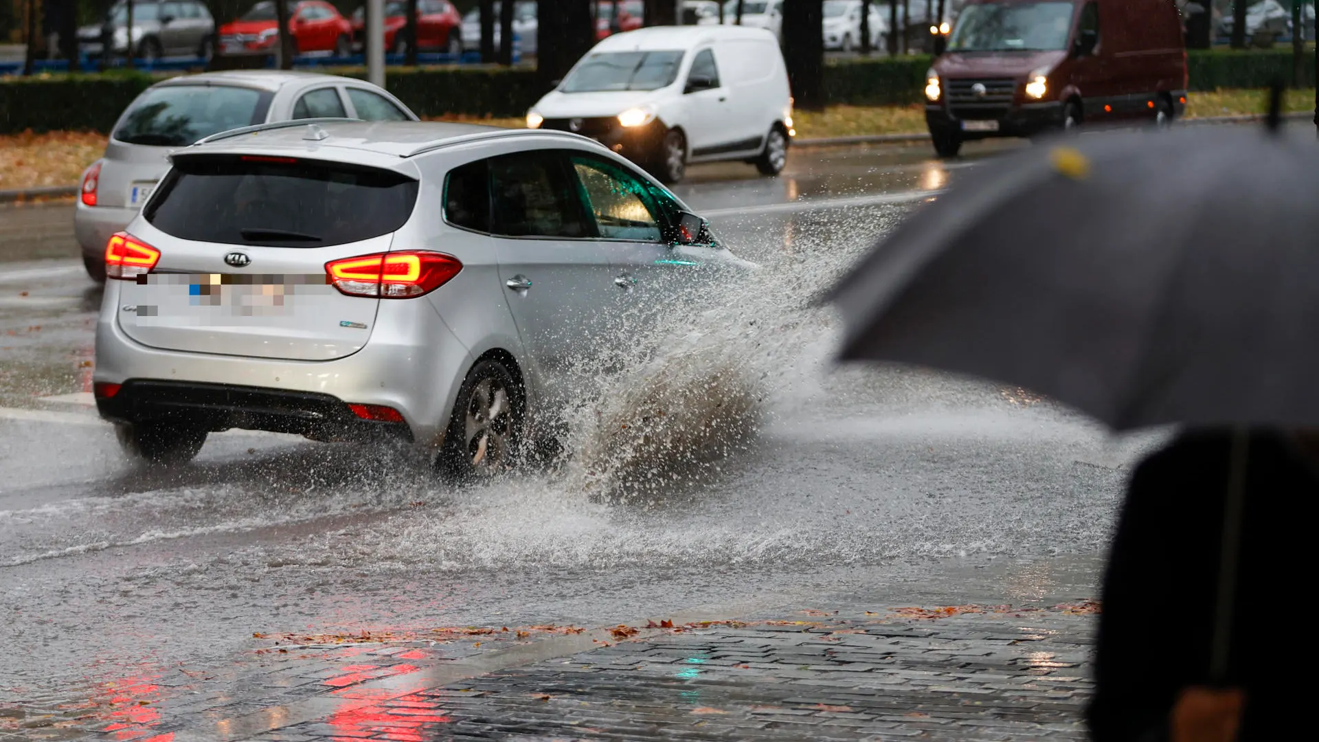 Conducir con lluvia: consejos y elementos a revisar antes de lanzarte a la carreta