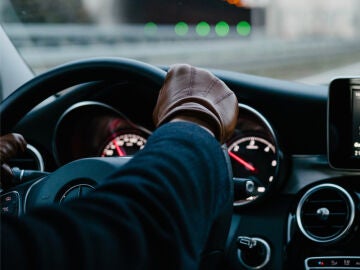 Conducir con guantes: ¿es igual de peligroso (y sancionable) que hacerlo con abrigo?