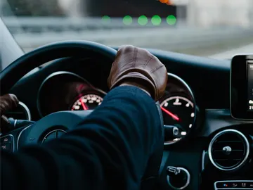 Conducir con guantes: ¿es igual de peligroso (y sancionable) que hacerlo con abrigo? Conducir con guantes: ¿es igual de peligroso (y sancionable) que hacerlo con abrigo?
