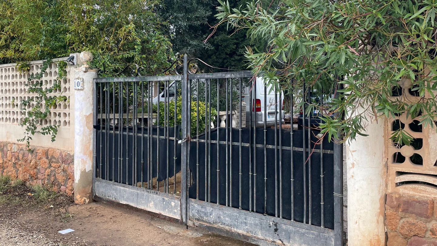 Puerta de la vivienda donde hallaron al matrimonio sin vida en Llíria Puerta de la vivienda donde hallaron al matrimonio sin vida en Llíria