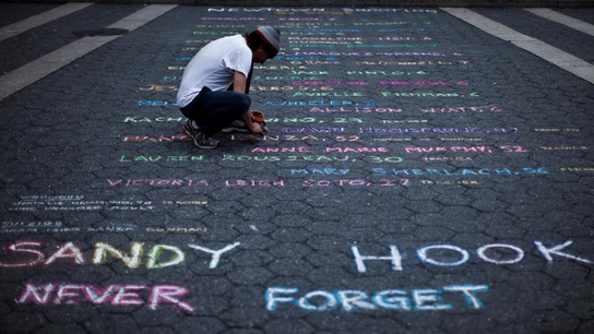 Un hombre participa en el homenaje a las víctimas de Sandy Hook Un hombre participa en el homenaje a las víctimas de Sandy Hook