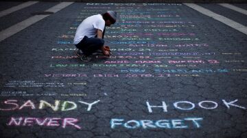 Un hombre participa en el homenaje a las víctimas de Sandy Hook
