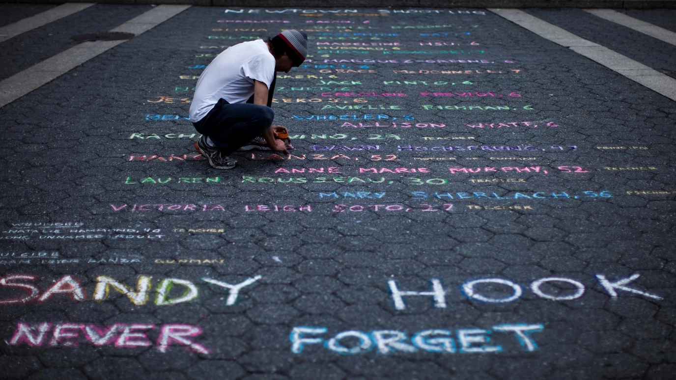 Un hombre participa en el homenaje a las víctimas de Sandy Hook