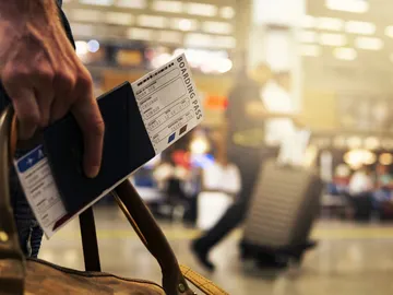 Pasajero con la maleta en el aeropuerto Pasajero con la maleta en el aeropuerto