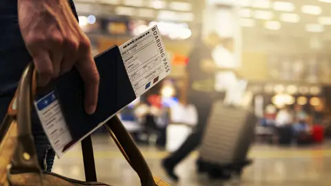 Pasajero con la maleta en el aeropuerto