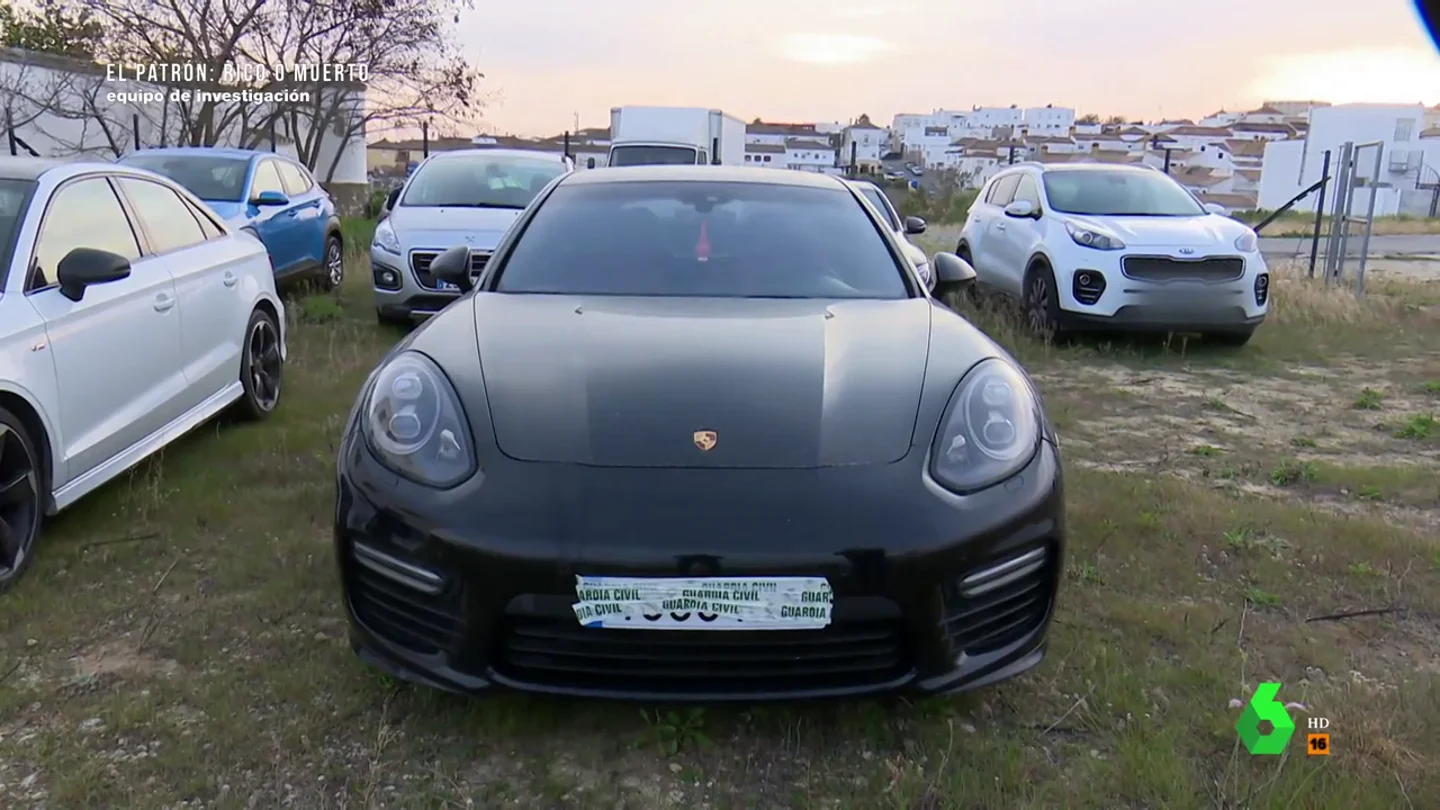 La tía de 'El Patrón' justifica su Porsche Panamera: "Me dan tres pagas y mi marido cobra 504 euros" La tía de 'El Patrón' justifica su Porsche Panamera: "Me dan tres pagas y mi marido cobra 504 euros"