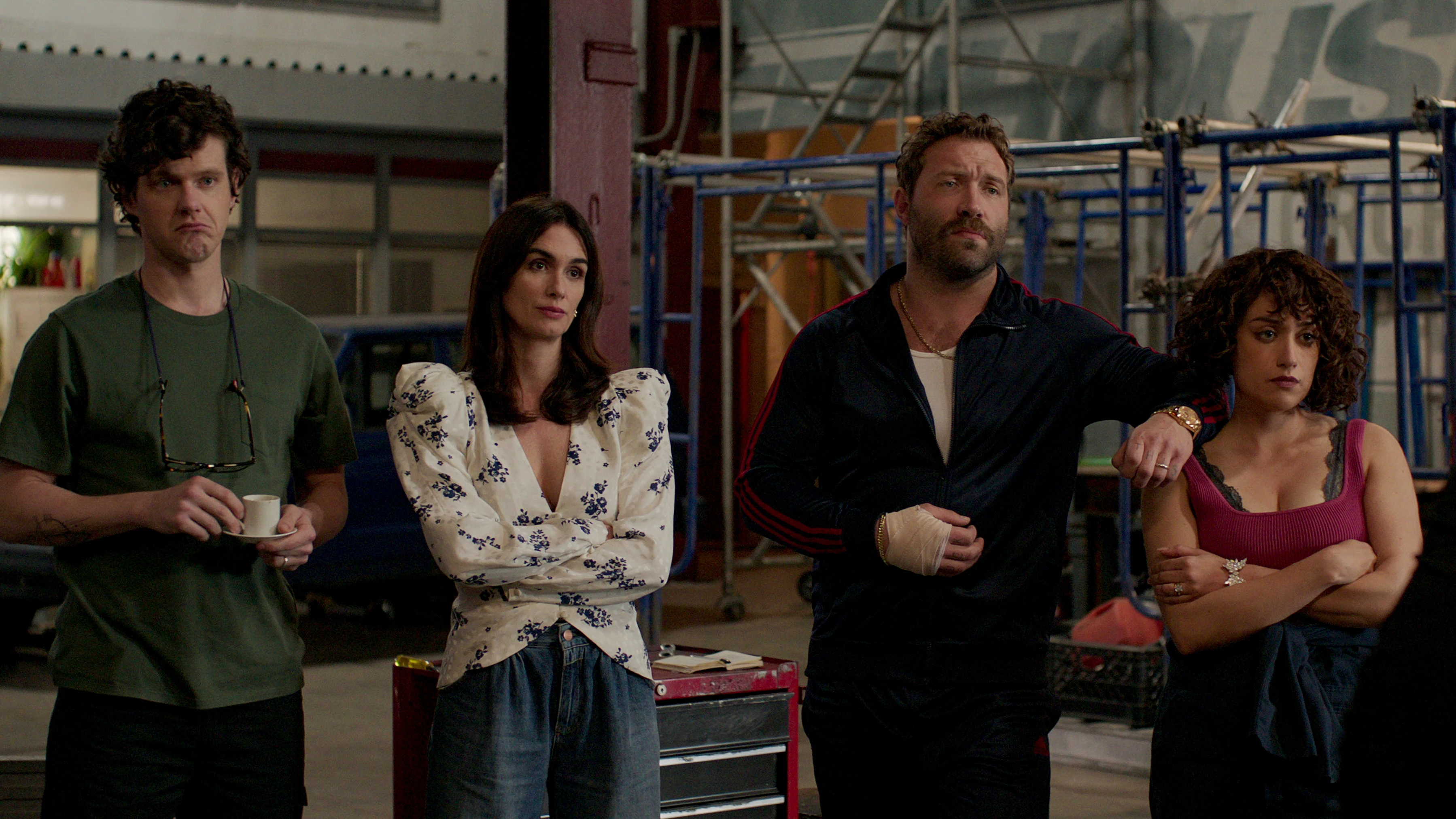 Peter Mark Kendall como Stan Loomis, Paz Vega como Ava Mercer, Jai Courtney como Bob Goodwin y Rosaline Elbay como Judy Goodwin en el episodio 'Blue' de 'Caleidoscopio'.