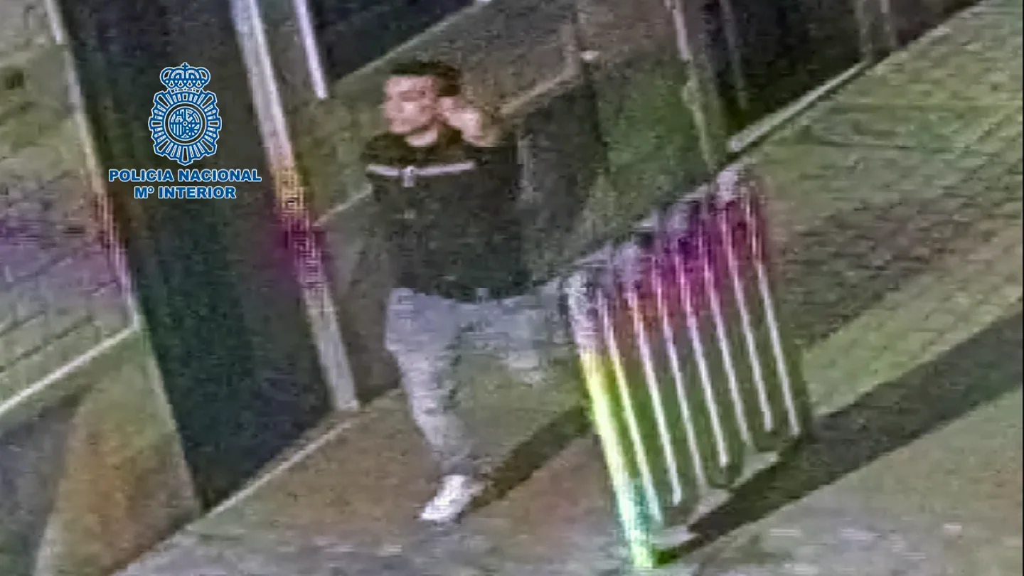 La Policía pide ayuda para localizar al presunto violador de una joven a punta de navaja en Murcia La Policía pide ayuda para localizar al presunto violador de una joven a punta de navaja en Murcia