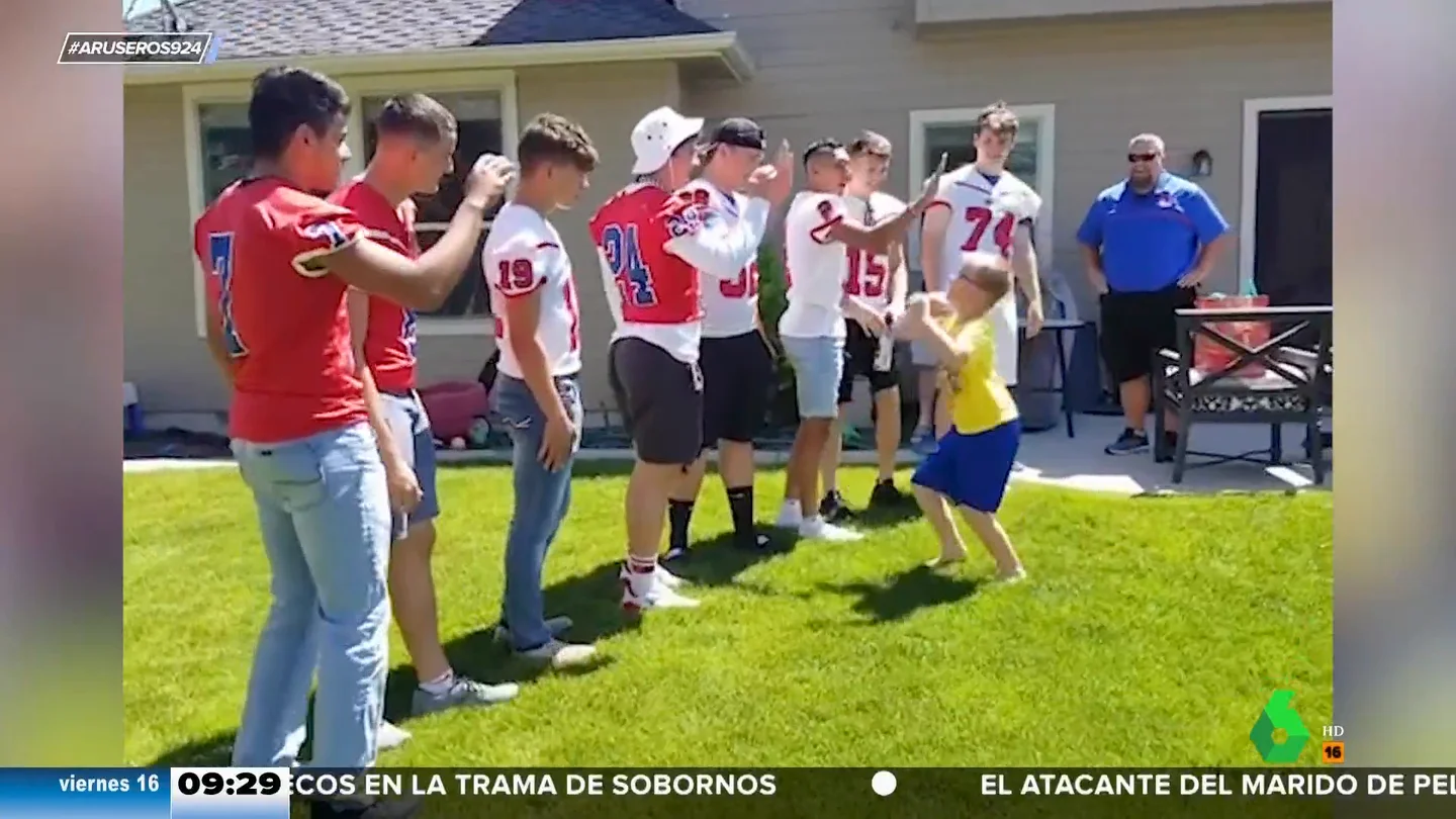 Un equipo de fútbol americano acude al cumpleaños de un niño al que nadie quiso ir Un equipo de fútbol americano acude al cumpleaños de un niño al que nadie quiso ir