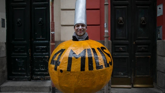 Un hombre disfrazado de bola del Gordo de la Lotería de Navidad en 2017 Un hombre disfrazado de bola del Gordo de la Lotería de Navidad en 2017