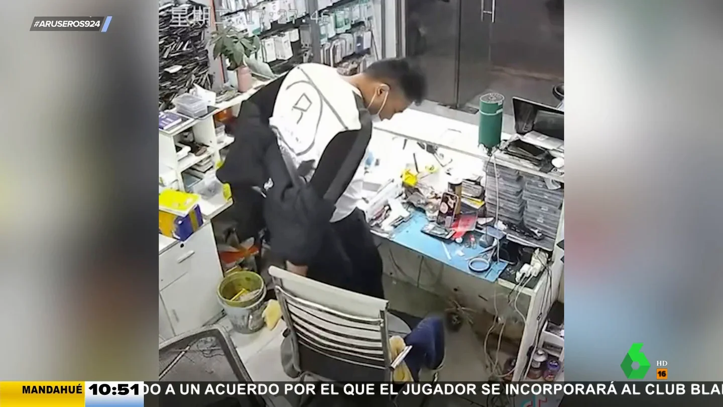 El curioso regalo de este gato a su dueño que horroriza a los aruser@s: "¡La tiene en la espalda!" El curioso regalo de este gato a su dueño que horroriza a los aruser@s: "¡La tiene en la espalda!"