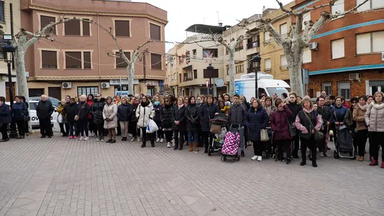 Concentración en repulsa del asesinado de las dos hijas de una guardia civil en Cuenca que después se suicidó. Concentración en repulsa del asesinado de las dos hijas de una guardia civil en Cuenca que después se suicidó.
