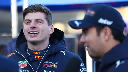 Verstappen, con Pérez desenfocado Verstappen, con Pérez desenfocado