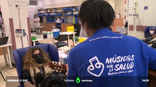 Pequeños conciertos para aliviar el alma de los pacientes de cáncer: "Nos hemos venido arriba" Pequeños conciertos para aliviar el alma de los pacientes de cáncer: "Nos hemos venido arriba"
