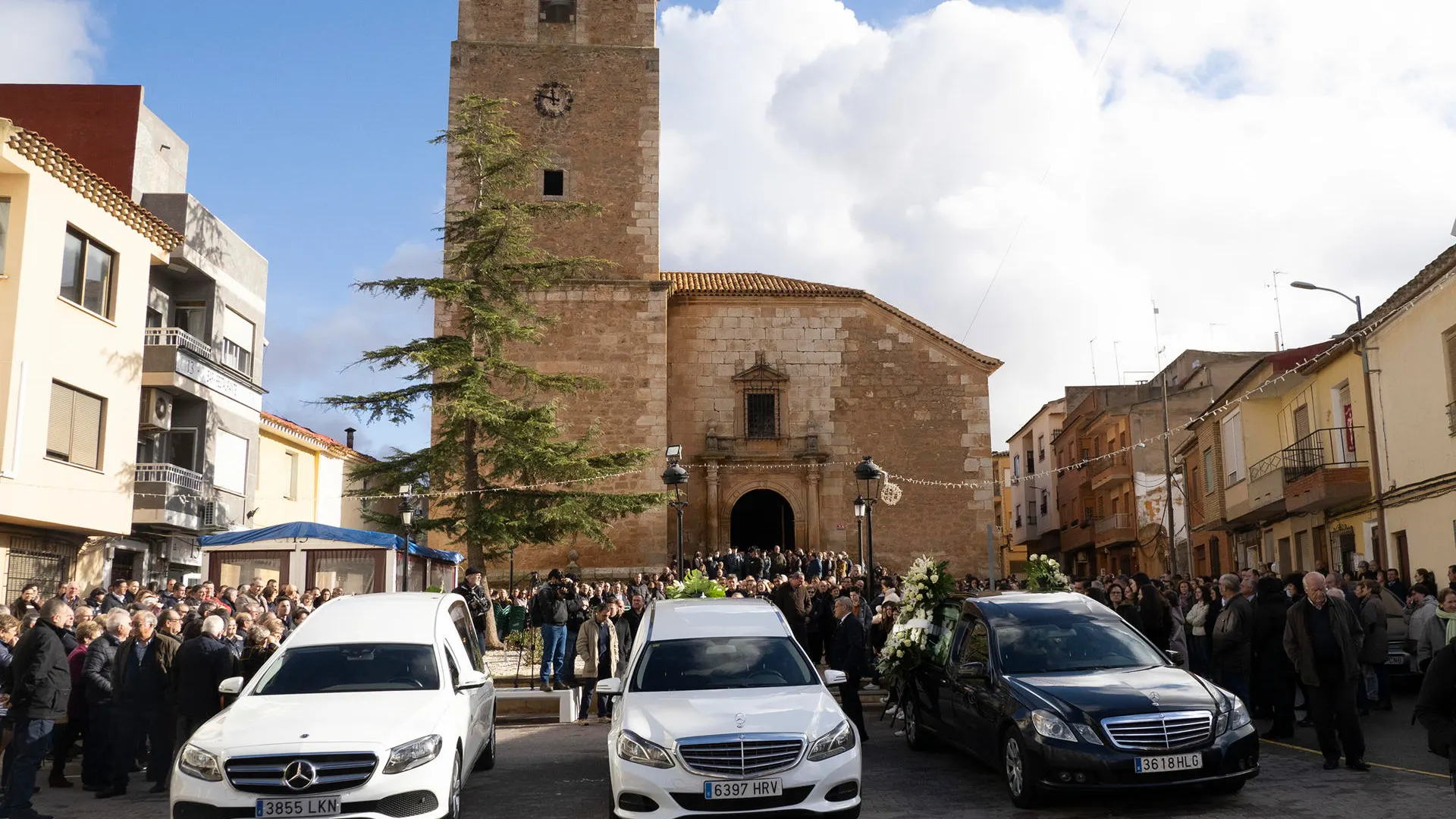 Centenares de personas despiden a las niñas asesinadas por su madre guardia civil en Cuenca