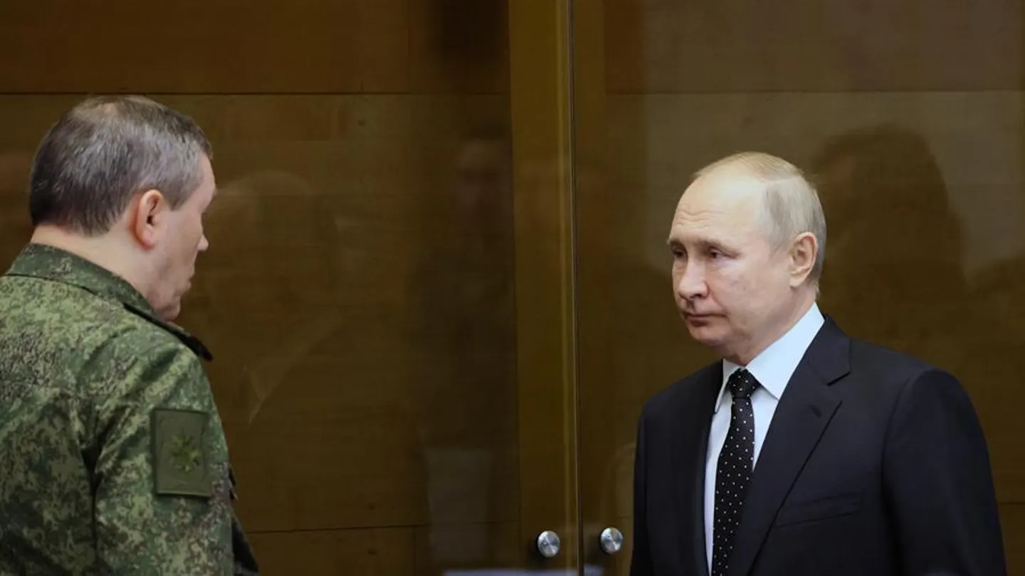 Putin se reúne con los mandos militares de la operación rusa en Ucrania a la vez que intensifican los ataques Putin se reúne con los mandos militares de la operación rusa en Ucrania a la vez que intensifican los ataques