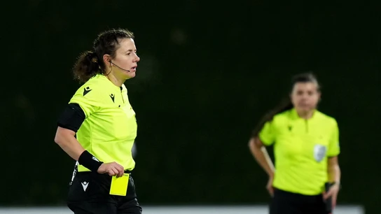 Una árbitra, en un partido Una árbitra, en un partido