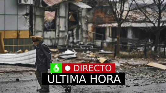 Un hombre camina por la calle en Bakhmut, en la región de Donetsk region Un hombre camina por la calle en Bakhmut, en la región de Donetsk region