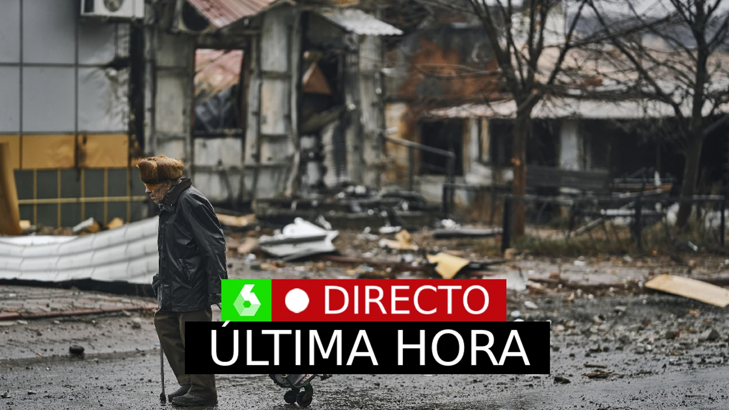 Un hombre camina por la calle en Bakhmut, en la región de Donetsk region Un hombre camina por la calle en Bakhmut, en la región de Donetsk region