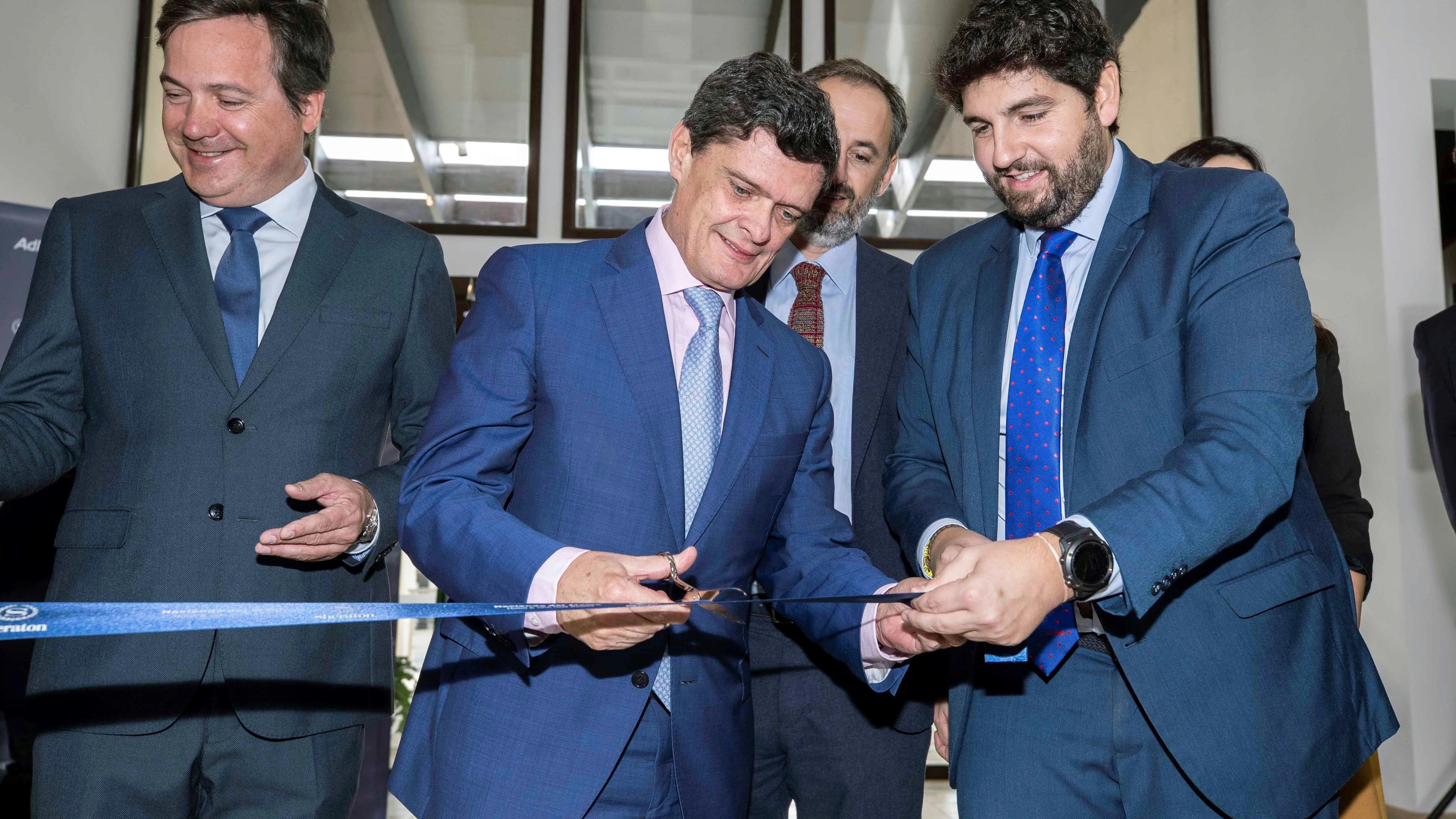 Jaime Echegoyen, en el centro de la imagen, junto al presidente de la Comunidad de Murcia, Fernando López Miras