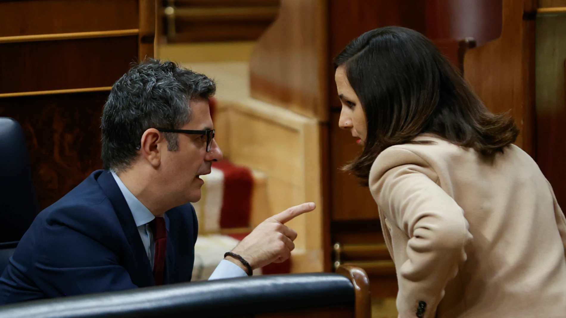 La ministra de Derechos Sociales, Ione Belarra, conversa con el ministro de Presidencia, Félix Bolaños, durante la sesión de control del Gobierno