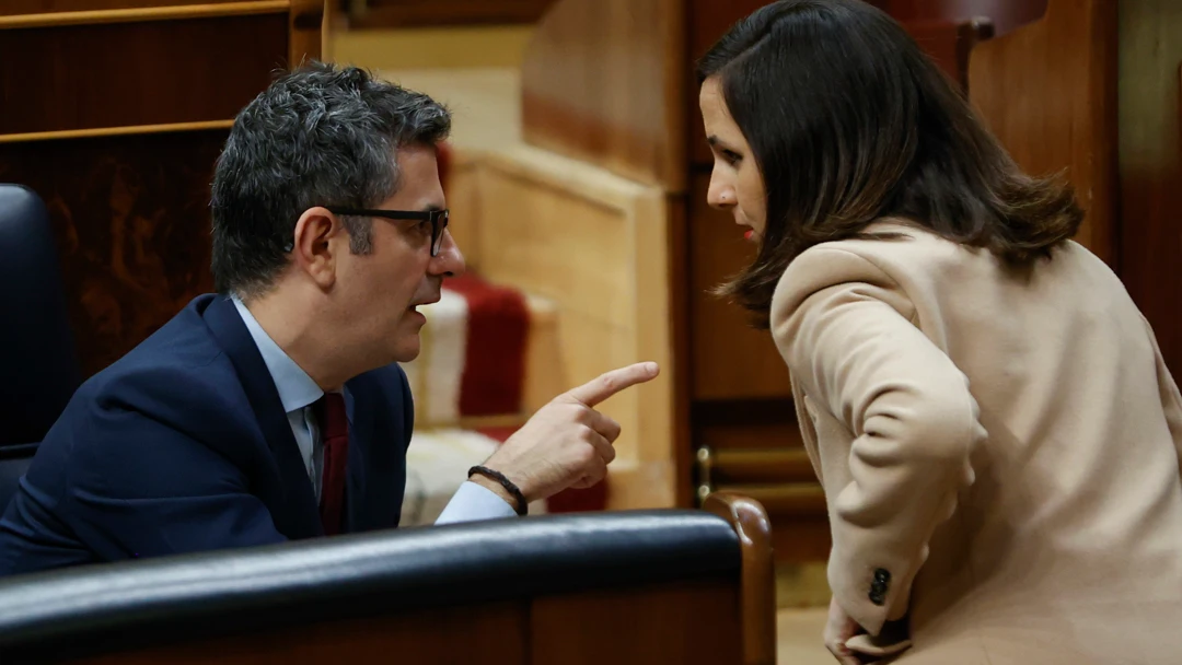 La ministra de Derechos Sociales, Ione Belarra, conversa con el ministro de Presidencia, Félix Bolaños, durante la sesión de control del Gobierno