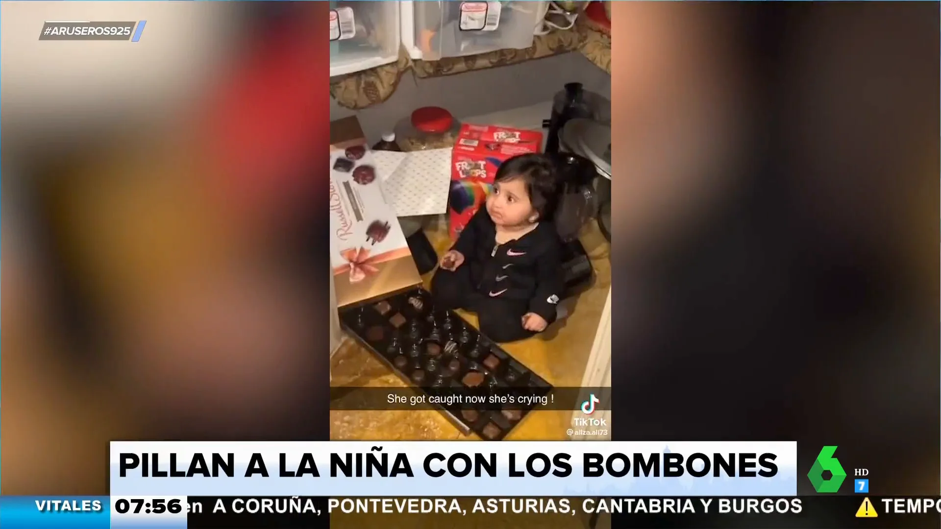 La curiosa reacción de esta niña cuando es pillada por su madre comiéndose todos los bombones