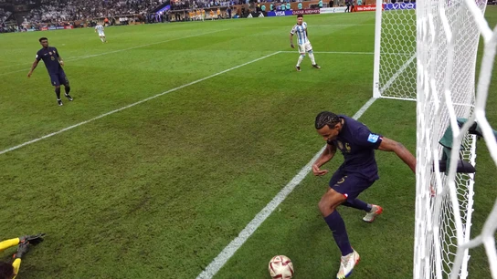 Koundé, sacando el balón de dentro de la portería en el 3-2 Koundé, sacando el balón de dentro de la portería en el 3-2