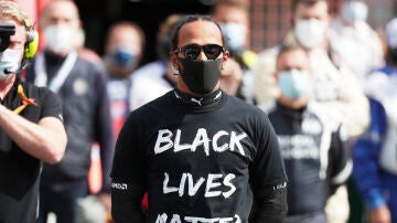 Lewis Hamilton, con una camiseta con el mensaje 'Black Lives Matter'