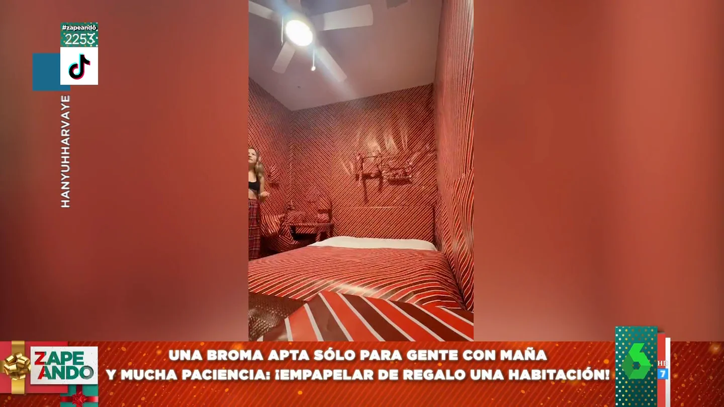 La broma viral de unas estudiantes a su compañera de piso: así empapelaron su habitación con papel de regalo La broma viral de unas estudiantes a su compañera de piso: así empapelaron su habitación con papel de regalo