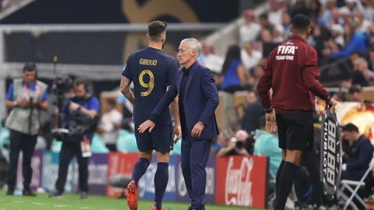 Giroud, yéndose del campo sustituido Giroud, yéndose del campo sustituido