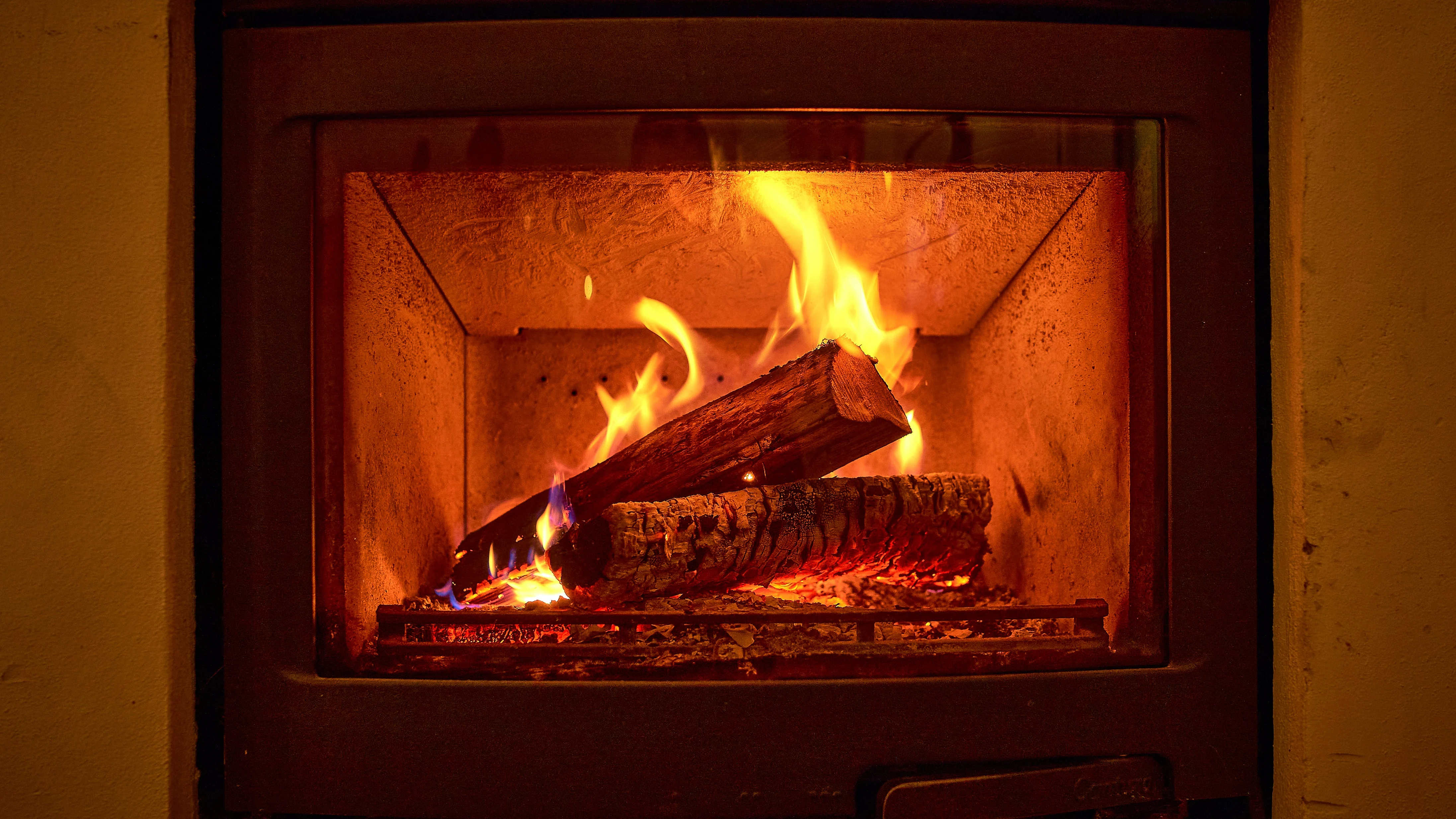 Cómo limpiar el cristal de la chimenea