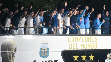 Los jugadores de Argentina celebran su tercer Mundial con la hinchada