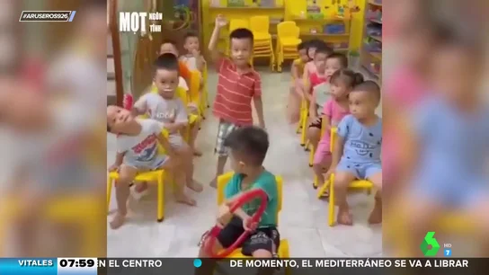 Así aprenden unos niños de un jardín de infancia a comportarse de manera cívica en el autobús Así aprenden unos niños de un jardín de infancia a comportarse de manera cívica en el autobús