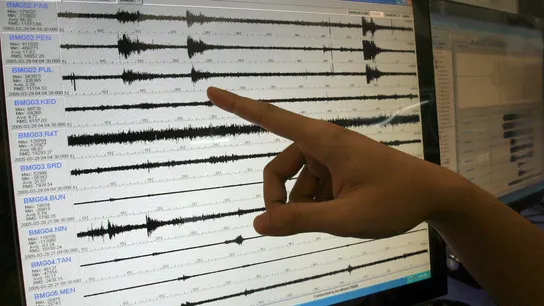 Sismólogos muestran un gráfico de un sismo, en una fotografía de archivo.  Sismólogos muestran un gráfico de un sismo, en una fotografía de archivo.