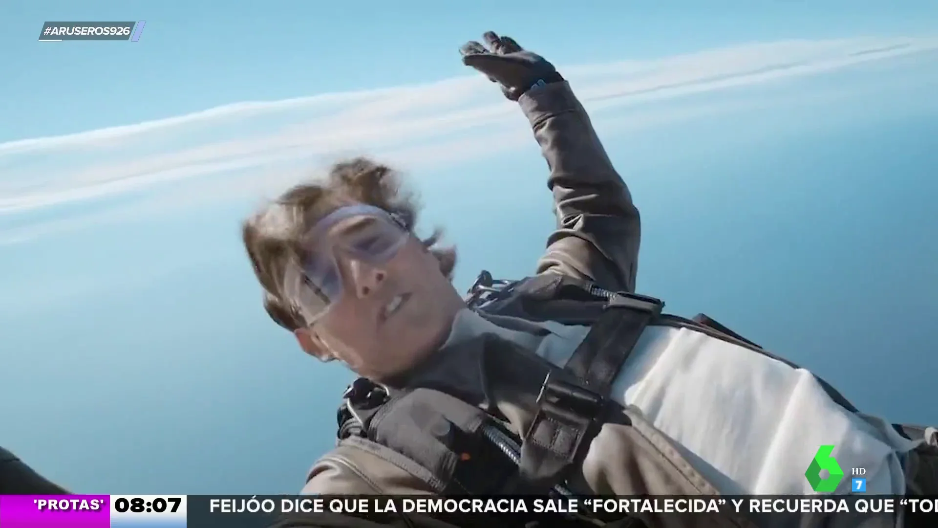 Tom Cruise salta de un avión para felicitar la Navidad a sus fans