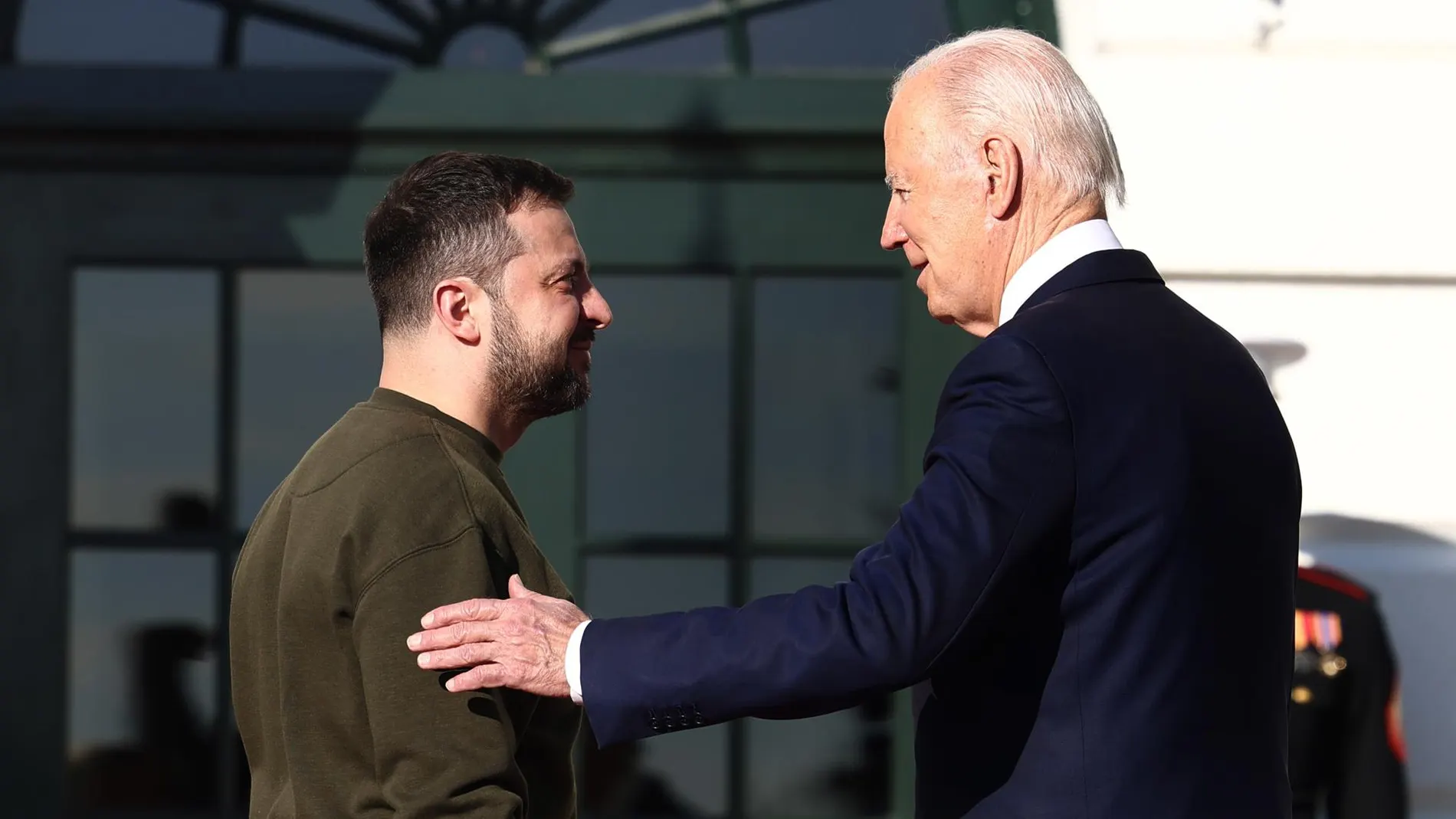 El presidente de los Estados Unidos, Joe Biden, da la bienvenida al presidente ucraniano Volodimir Zelenski, a la Casa Blanca en el jardín sur, en Washington DC.