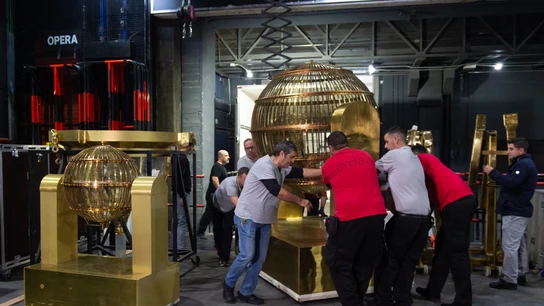 Personal de mantenimiento desplaza uno de los bombos del Sorteo Extraordinario de Navidad en el Teatro Real. Personal de mantenimiento desplaza uno de los bombos del Sorteo Extraordinario de Navidad en el Teatro Real.
