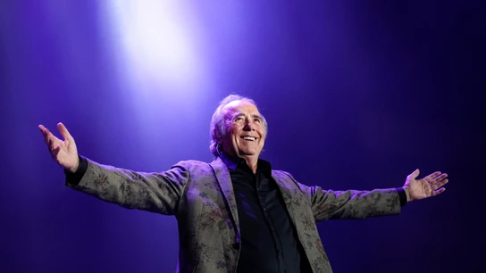 El cantante Joan Manuel Serrat cierra su gira de despedida en su ciudad natal, Barcelona, con tres conciertos que empiezan hoy en el Palau Sant Jordi y que serán los últimos de una larga cEl cantante Joan Manuel Serrat cierra su gira de despedida en su ciudad natal, Barcelona, con tres conciertos que empiezan hoy en el Palau Sant Jordi y que serán los últimos de una larga carrera de casi 60 añosarrera de casi 60 años El cantante Joan Manuel Serrat cierra su gira de despedida en su ciudad natal, Barcelona, con tres conciertos que empiezan hoy en el Palau Sant Jordi y que serán los últimos de una larga carrera de casi 60 años