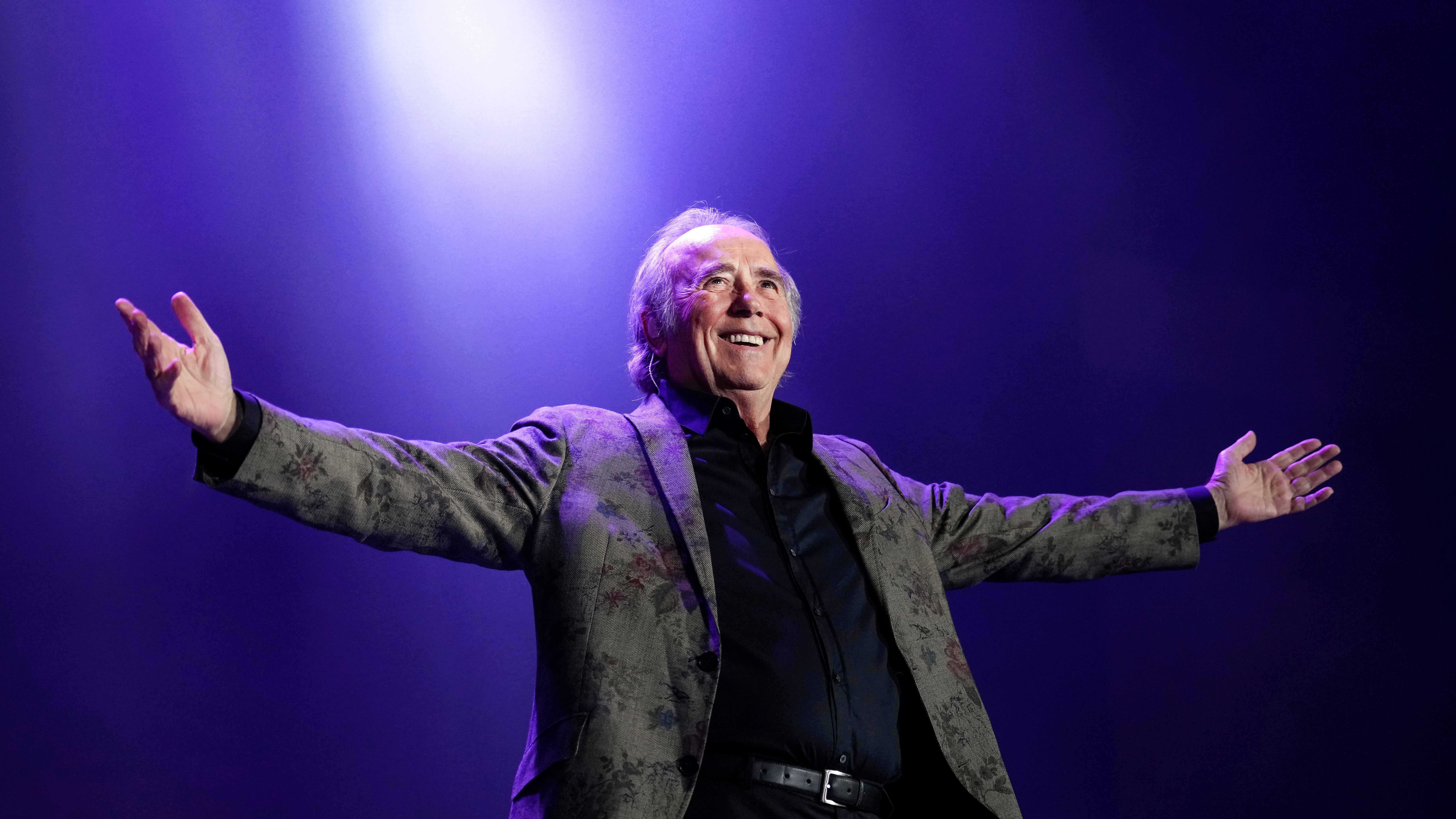 El cantante Joan Manuel Serrat cierra su gira de despedida en su ciudad natal, Barcelona, con tres conciertos que empiezan hoy en el Palau Sant Jordi y que serán los últimos de una larga carrera de casi 60 años