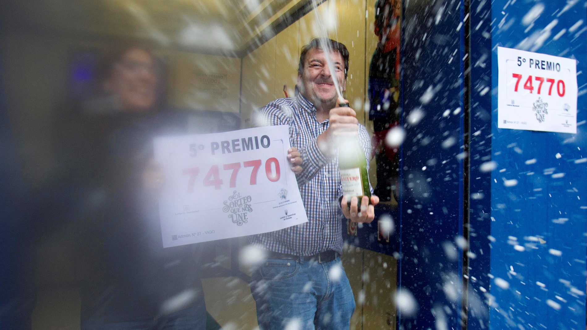 Una administración de Loterías en Vigo celebrando un quinto premio de Navidad en 2019